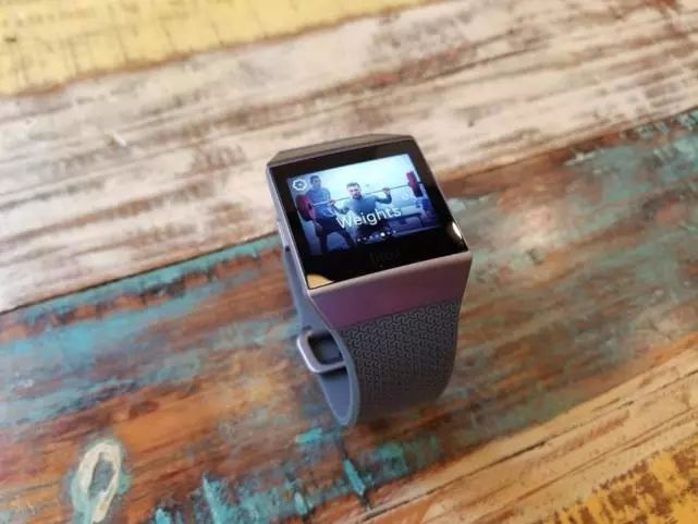 Fitbit Ionic:第一款出色的智能手表 健身、续航、智能功能方面都不错