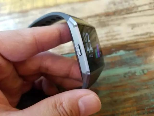 Fitbit Ionic:第一款出色的智能手表 健身、续航、智能功能方面都不错