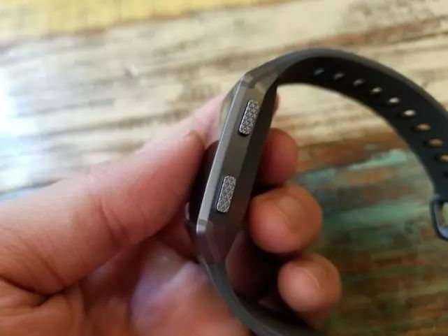 Fitbit Ionic:第一款出色的智能手表 健身、续航、智能功能方面都不错