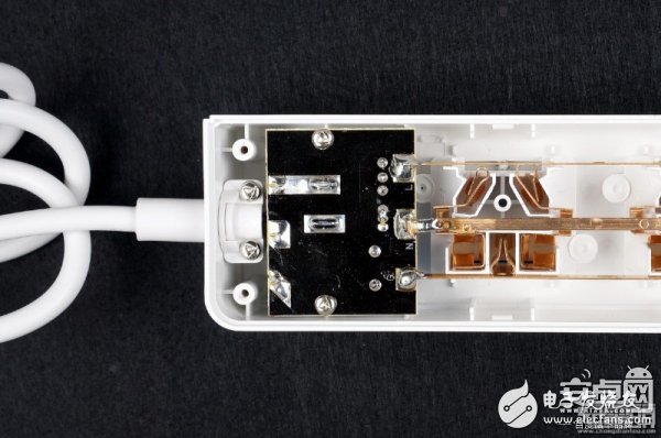 USB口独立智能识别 网易首款插线板拆解与评测