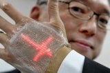 日本研发可拉伸的超薄LED显示屏幕 可测试佩戴者...