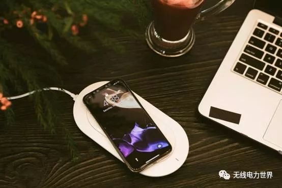 苹果授权品牌商MIPOW推出最牛配件:无线便充宝X 轻薄设计堪比智能机