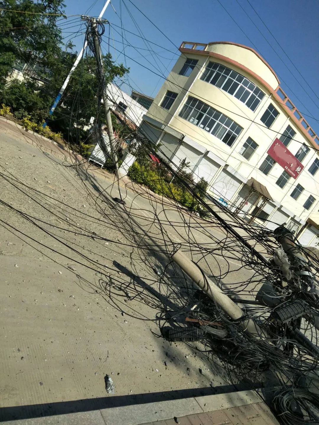 保护通信线路及设施 人人有责