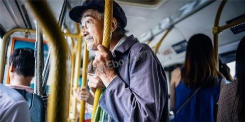 互联网或为我们提供便捷,或为“他们”生活中难以逾越的大山