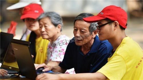 互联网或为我们提供便捷,或为“他们”生活中难以逾越的大山