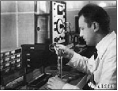 AKG C12话筒声音领域永恒的传奇发展过程的详细概述