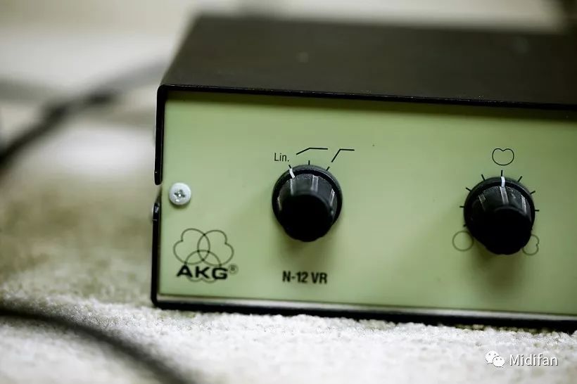 AKG C12话筒声音领域永恒的传奇发展过程的详细概述