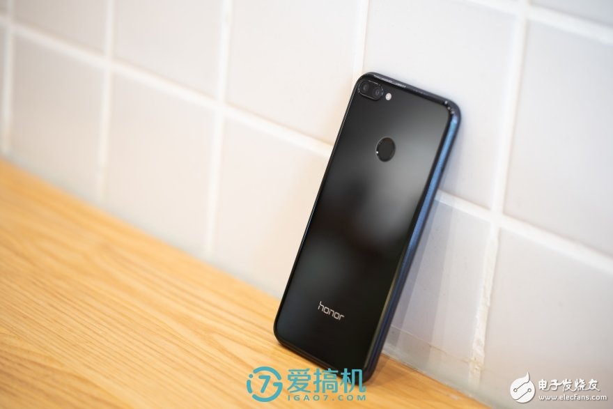 荣耀9i上手评测:暗光自拍和极速人脸识别是它的杀手锏