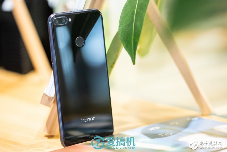 荣耀9i上手评测:暗光自拍和极速人脸识别是它的杀手锏