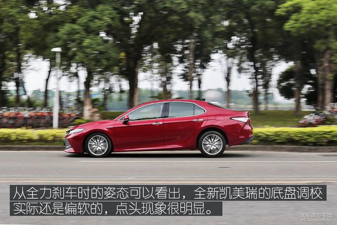 整体评价:曾代表“油腻”的凯美瑞变成了一台富有驾驶乐趣的B级车,更油润的驾驶感受让我找到一些雷克萨斯与斯巴鲁的味道,这样的转变势必能征服更多年轻消费者的心,而对于那些“油腻”大叔呢?他们能接受这样的凯美瑞吗?没关系,凯美瑞·双擎的价格甚至相比上一代还有下探,好产品加上好价格,这样还不足以说服大叔下订吗? 优点 1、 外形内饰重大升级 2、 混动系统更平顺 3、 底盘调校优秀 缺点 1、 油箱容积缩小