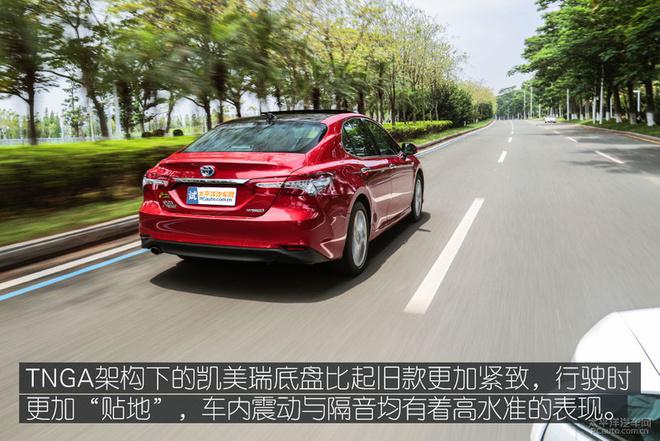 性能测试 0-100km/h加速测试 全力加速时,得益于电动机与内燃机的共同工作,凯美瑞·双擎的提速势头是相当迅猛的,在加速的后段趋于平缓。如果是在长直道上做加速测试,凯美瑞2.5L自然吸气车型的提速会更加给力。