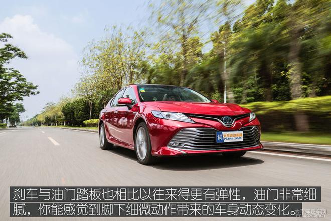 “双擎”的底气能悄无声息地出入小区,又能让你在高速公路上游刃有余。但丰田绝不会赋予凯美瑞暴躁的基因,因此,它依旧是一台充满亲和力的丰田车,线性的动力输出可控性非常高。至于“双擎”那电动机与内燃机的合作状态,除了内燃机介入时会让你在听觉方面有所感知外,你真可以忽略它了。动力回收同样相比过去有明显进步,收油时更平滑,即便是“S”挡状态下也不再会有突兀感。