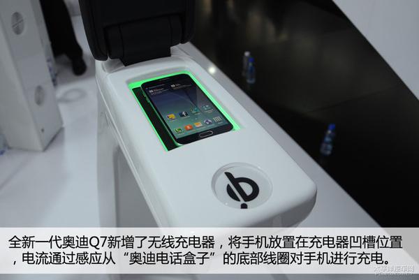 s)灯,通过OLED尾灯的不同组合样式来表示不同的情况,从而与后车实现交流。 安装了OLED灯源的车辆尾部会变成一整块的大光区,其中无数的小光点就像一群小鱼一样,根据车辆的不同行驶速度以及路面情况这群“小鱼”不断在移动着,例如当车辆右转弯时,它们会跟着向右移动,同时灯光颜色由红色变成黄色,并不断一边向右移动一边闪烁,从而给后方车辆提供更直接的信息交流。 科幻的手势操控 手势操控在好莱坞科幻电影里面是最常见的一项技术,通过手势就可以操控屏幕这项科幻的技术,这次电子展奥迪将它