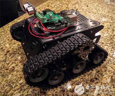 Devastator chassis, controller board, a motor control expansion board, and an ultrasonic sensor Devastator 底盘、控制器板、电机控制扩展板和超声传感器图片