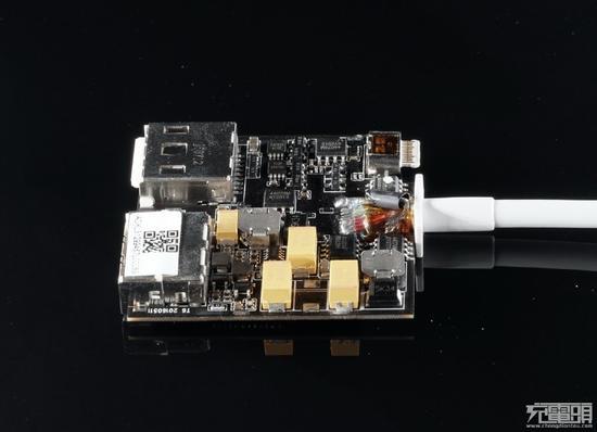 为什么同样的配件苹果卖588，而小米却只卖149？小米USB-C至HDMI多功能转接器ZJQ01TM拆解