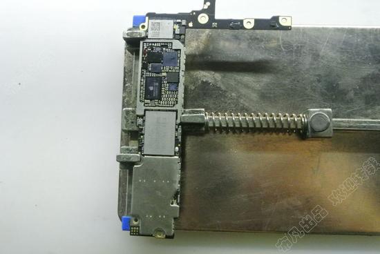 厉害了！一网友竟自己动手将一台16GB的iPhone 6 Plus升级到128GB