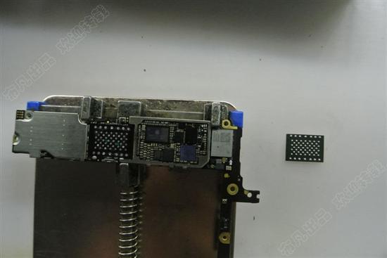 厉害了！一网友竟自己动手将一台16GB的iPhone 6 Plus升级到128GB