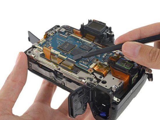 索尼A7RII拆解，机身小巧，内部构造及其复杂