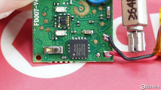 狭小的电路板上是如何实现紫外线检测功能的？华为荣耀畅玩手环A1拆解