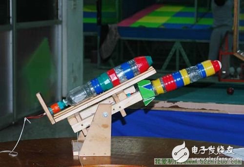 如何制作一个简易的水火箭?