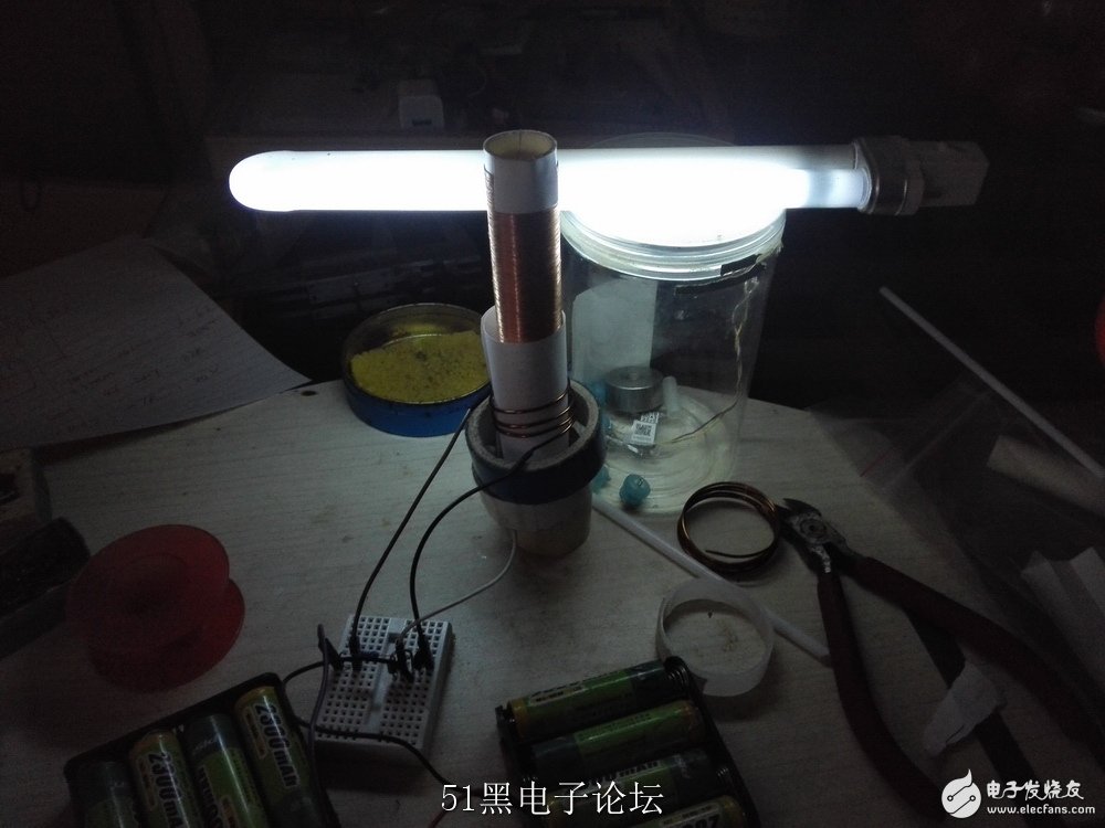 如何制作一个简易的特斯拉线圈来点亮节能灯