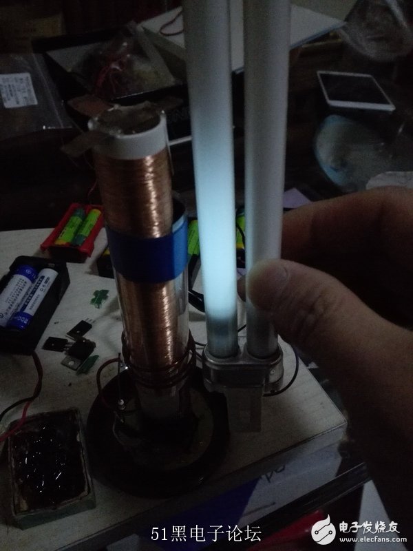 如何制作一个简易的特斯拉线圈来点亮节能灯