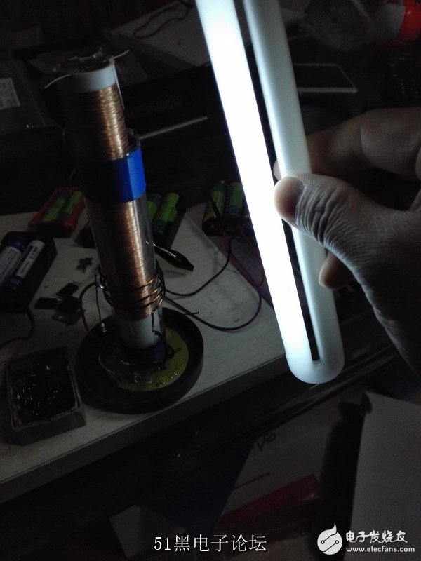 如何制作一个简易的特斯拉线圈来点亮节能灯