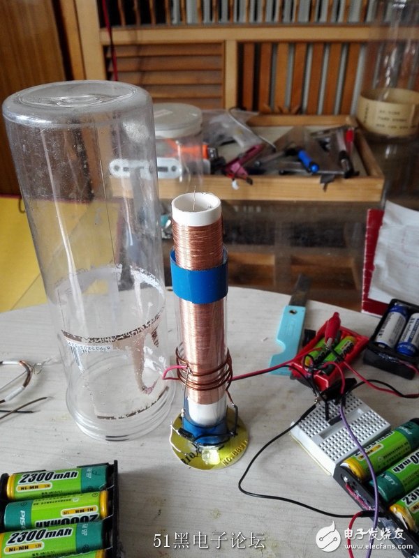 如何制作一个简易的特斯拉线圈来点亮节能灯