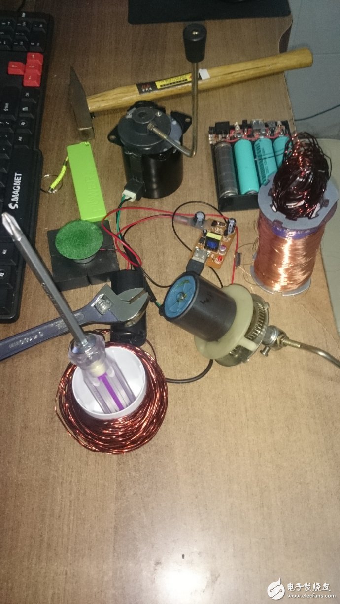 如何制作一个简易的交流电机?