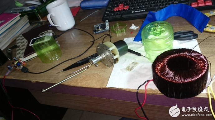 如何制作一个简易的交流电机?
