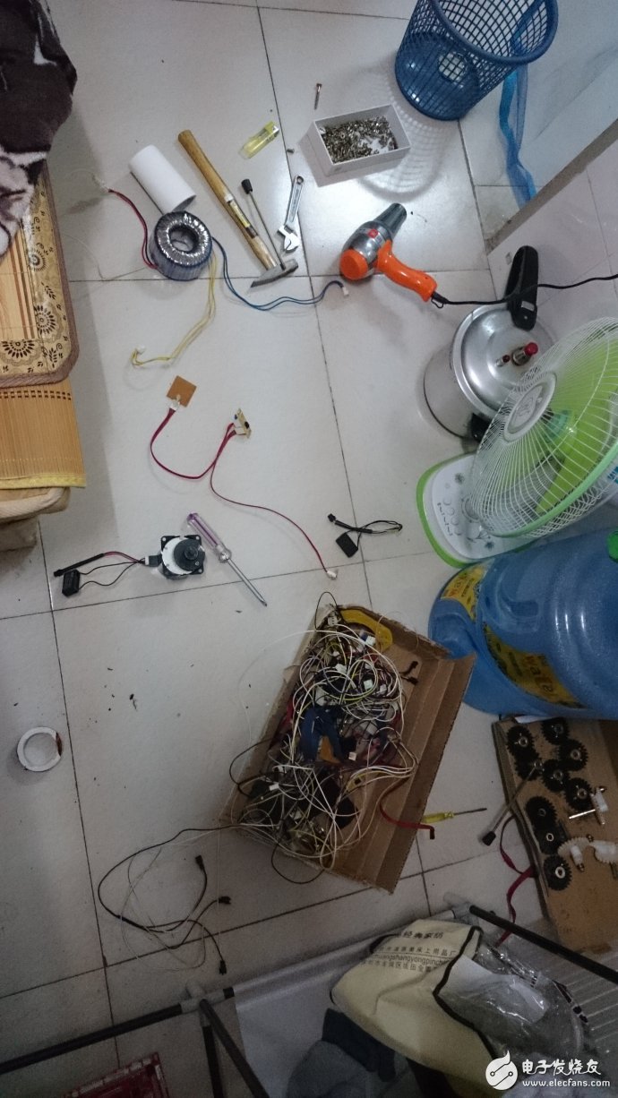 如何制作一个简易的交流电机?