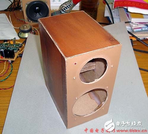 如何用茶叶盒做一个立体声小音箱?