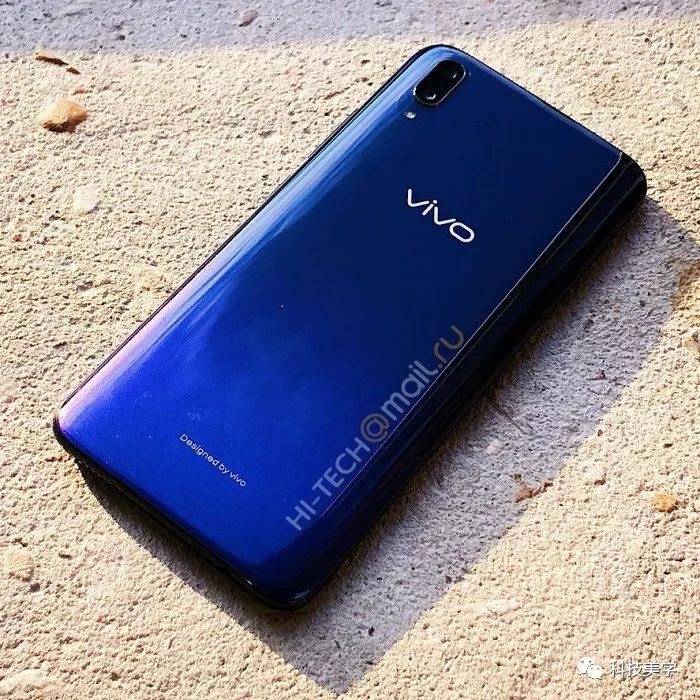 91mobiles曝光了一款vivo v11的新机,外观上是全新的vivo机型