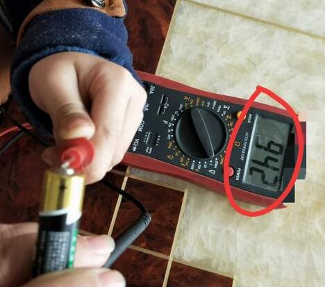 万能表怎么测量干电池