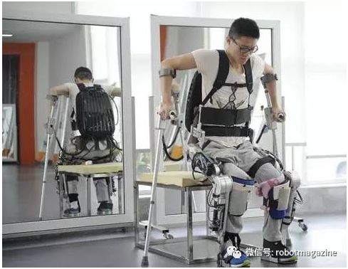 近日,电子科技大学机器人研究中心研发出第四代外骨骼机器人,帮助脊髓