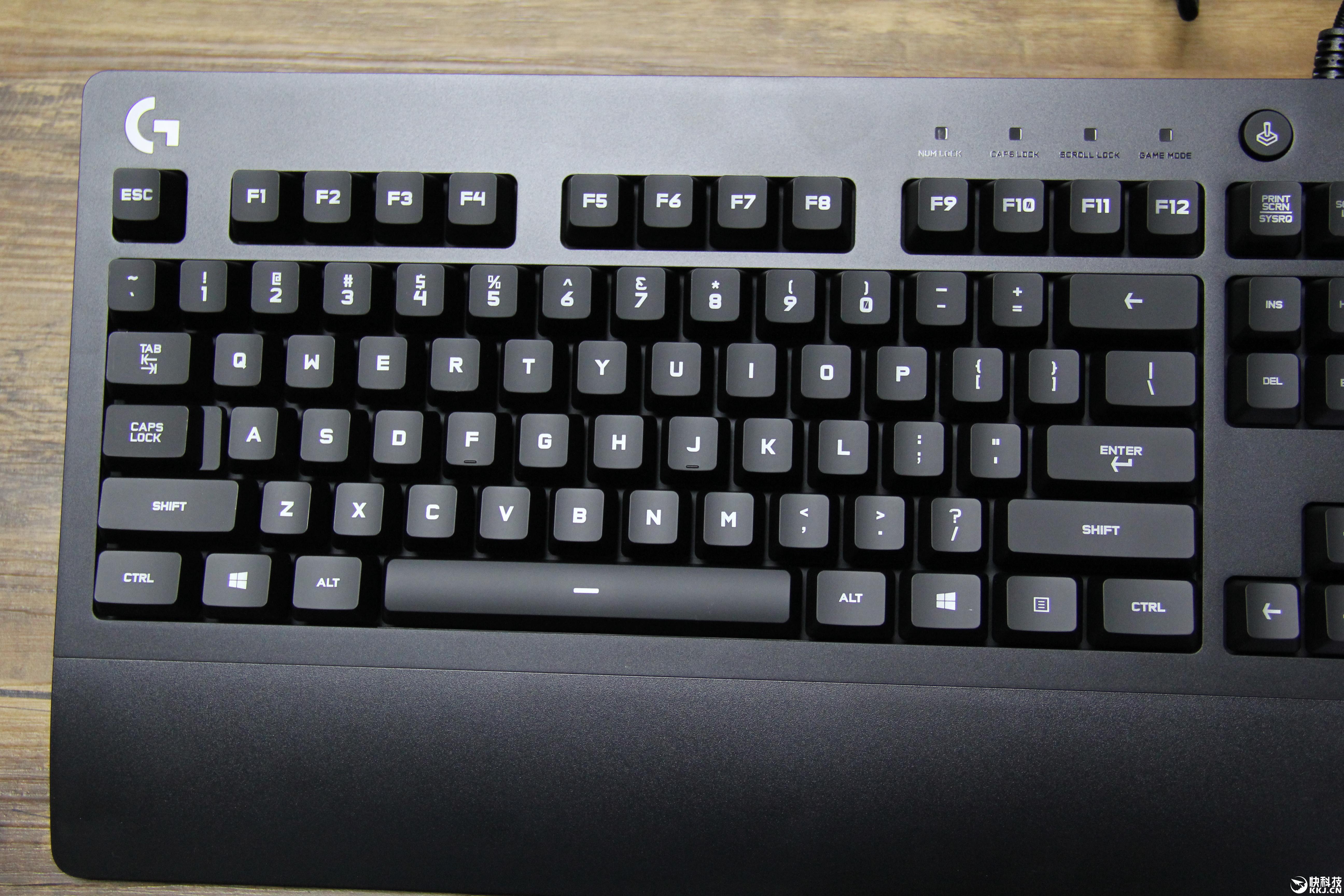 键位设计上,由于罗技g2配备了独立的媒体,音量控制键,整个键盘