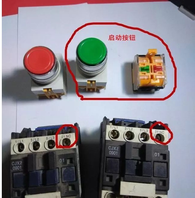 交流接触器是很多的电工师傅都再熟悉不过的电气元器件了,对于交流接触器的原理,功能和使用,电气工程师需要很清楚,但是对于一些刚入门学习电工技术的技术员而言就没那么简单了,相对于而言可能会很吃力。 今天我们就重点来看看交流接触器,全面解锁交流接触器,来做一个基础知识的扫盲: 一,交流接触器的三大属性: 1,交流接触器线圈。线圈通常用A1和A2来标识,可以简单分为交流接触器和直流接触器,我们经常使用的是交流接触器,其中220/380V最为常用: 2,交流接触器主触点。L1-L2-L3接三相电源进线,T1T2-