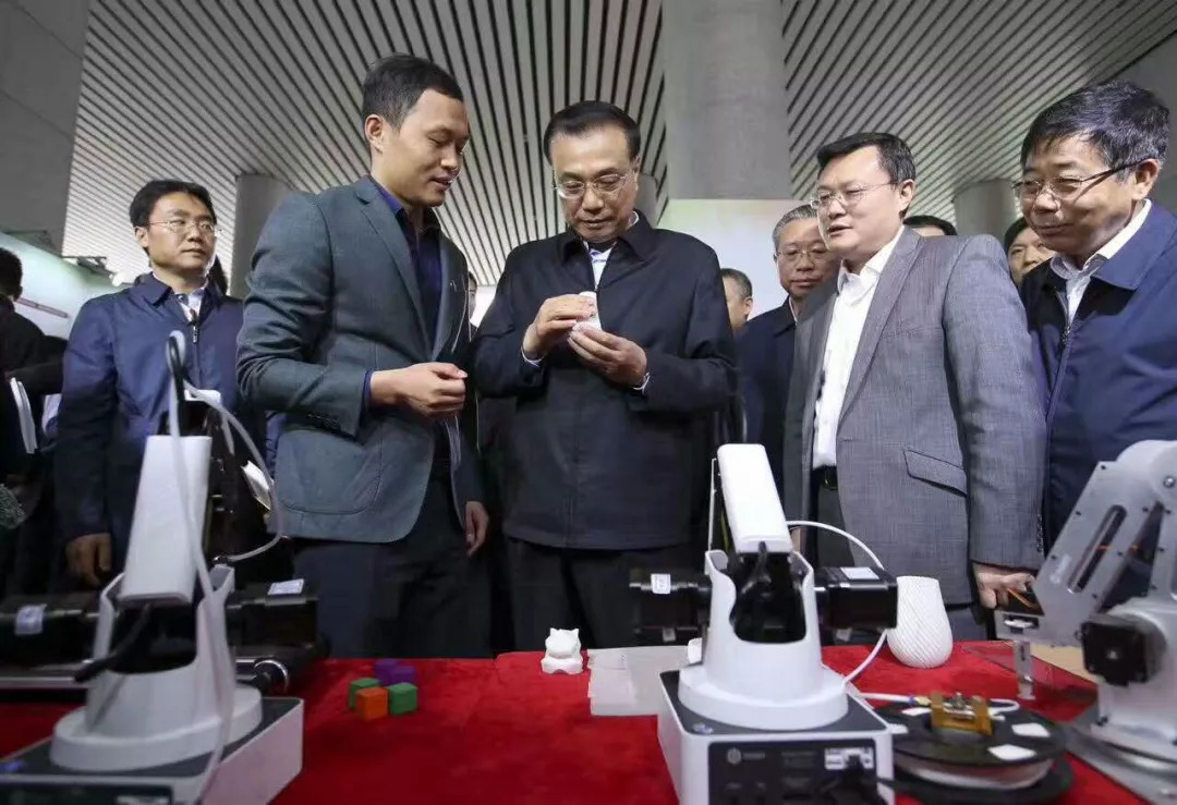 来看看工业机器人是如何编程艺术的