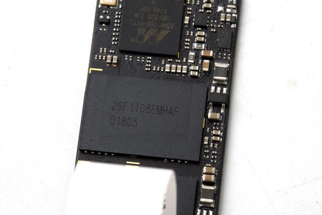 TLC颗粒掉速咋办?SSD采用新主控+大容量缓