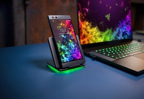 雷蛇RazerPhone2发布,机身采用RGB呼吸灯设计,可以跟随游戏的节奏变换颜色