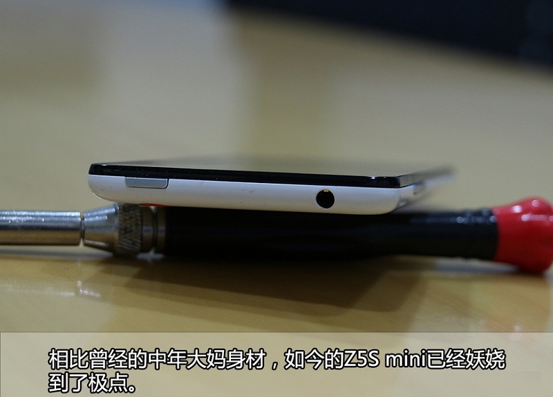 努比亚Z5smini拆解评测 相比努比亚Z5mini简直就是奇迹式的减肥