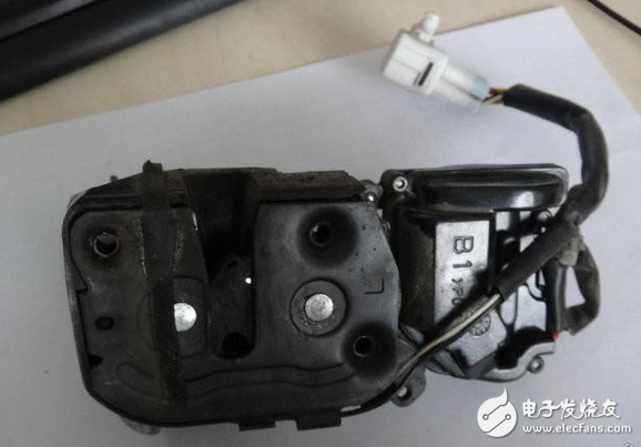 解答汽车主闭锁器四根线怎么接和左前门闭锁器插头上四根线怎么接