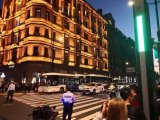 全国首套新型行人过街提示系统在外滩上岗