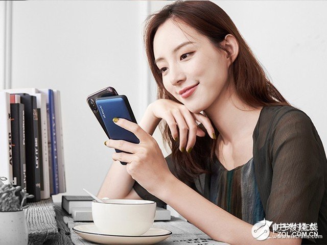 南孚新款无线充电宝,采用USB有线+无线2合1设计,可实现2台手机同时充电