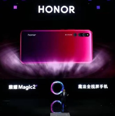 荣耀Magic2采用LOGO的整体设计,赢得了广...