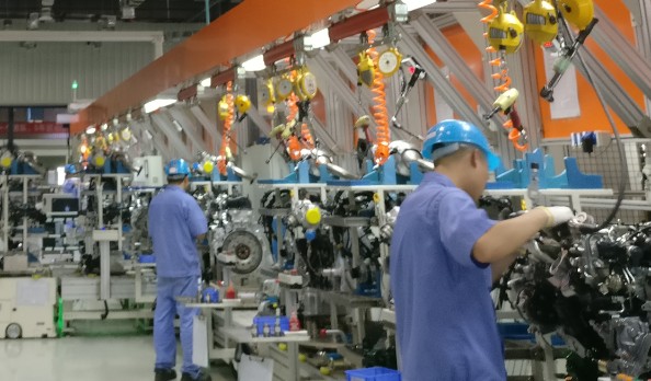 我国制造业总量连续多年稳居世界第一正在向工业强国...
