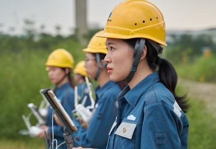 广州供电局组建“巾帼无人机飞行队”进行巡线查障