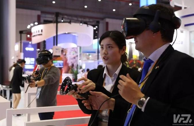 进博会国家展 英国馆内可以体验虚拟现实与增强现...