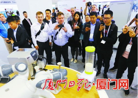 ABB多款工业机器人集中亮相炫技 助力多领域数字...