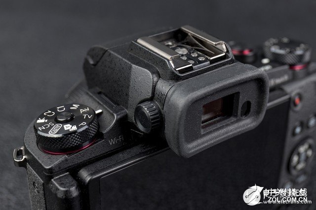 佳能G1XMarkIII相机配备了24-72mm焦段可根据